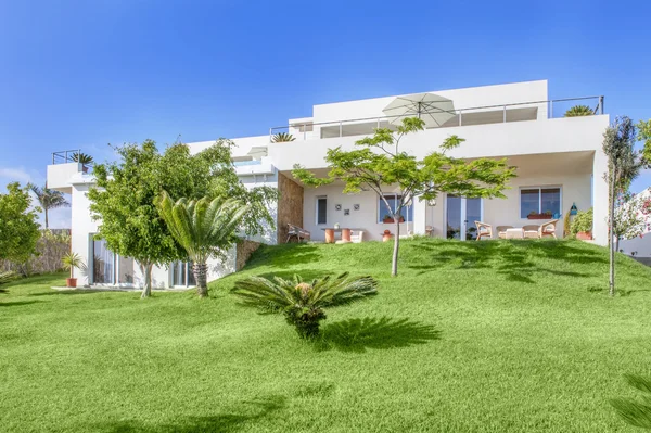 Villa blanca moderna — Foto de Stock