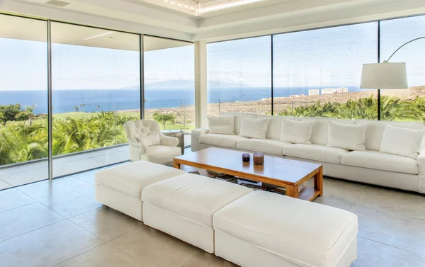 Salão de luxo com vista para o mar na villa Imagem De Stock