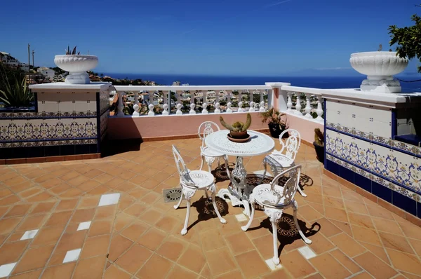 Grande terraço ensolarado com vista para o mar — Fotografia de Stock