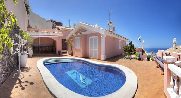 Grande terrazza soleggiata con piscina — Foto Stock