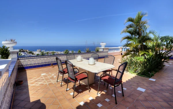 Gran terraza soleada con vistas al mar — Foto de Stock