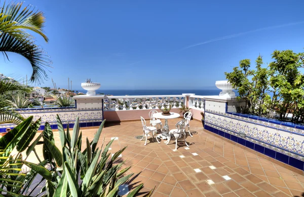 Grande terraço ensolarado com vista para o mar — Fotografia de Stock