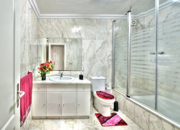 Casa de banho moderna na villa — Fotografia de Stock