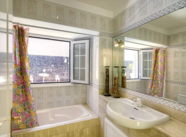 A Villa modern fürdőszoba Stock Kép