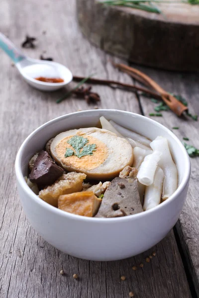 Soupe chinoise aux nouilles roulées sur fond bois — Photo