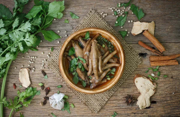 Kaki ayam kukus dan jamur Cina — Stok Foto