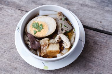 Çin şehriye çorbası ahşap arka plan üzerinde rulo.