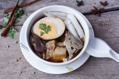 Çin şehriye çorbası ahşap arka plan üzerinde rulo.