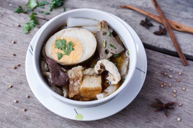 Çin şehriye çorbası ahşap arka plan üzerinde rulo.