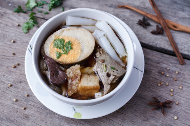 Çin şehriye çorbası ahşap arka plan üzerinde rulo.