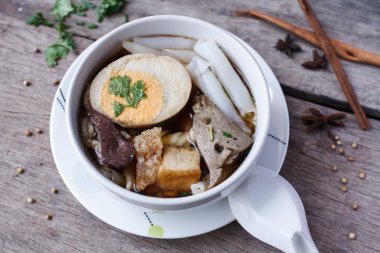 Çin şehriye çorbası ahşap arka plan üzerinde rulo.