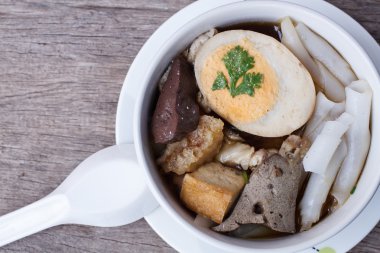 Çin şehriye çorbası ahşap arka plan üzerinde rulo.