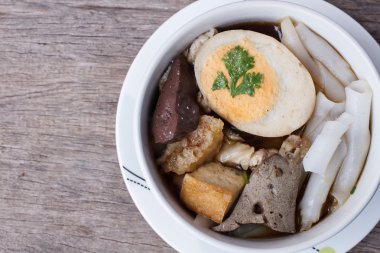 Çin şehriye çorbası ahşap arka plan üzerinde rulo.