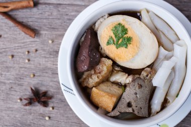 Çin şehriye çorbası ahşap arka plan üzerinde rulo.