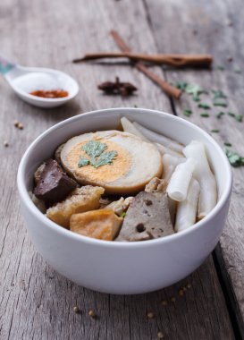 Çin şehriye çorbası ahşap arka plan üzerinde rulo.