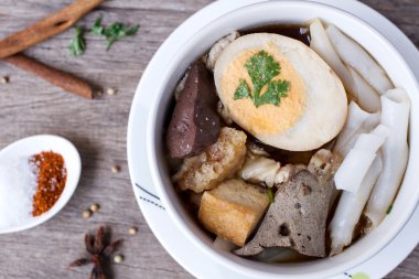 Çin şehriye çorbası ahşap arka plan üzerinde rulo.