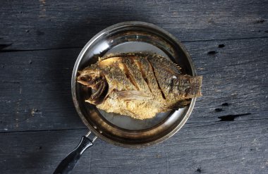 Derin kızarmış Tilapia balık tuz, en iyi Manzaralı