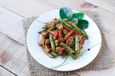 heyecan kızarmış domuz eti ve kırmızı köri ile çalı fasulyesi yapıştırın