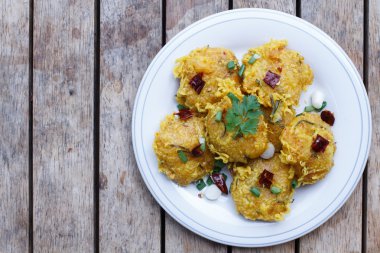 Curried pirinç, Yam Naem Khao Thot baharatlı salata tarifi