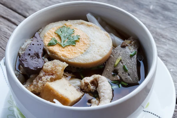 Çin şehriye çorbası ahşap arka plan üzerinde rulo.