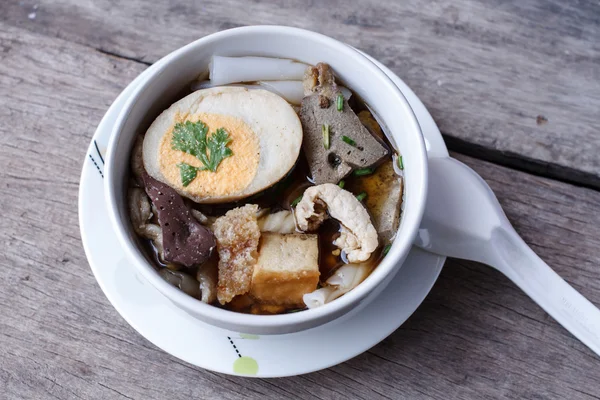 Soupe chinoise aux nouilles roulées sur fond bois — Photo