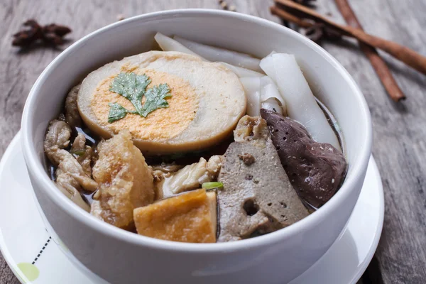 Soupe chinoise aux nouilles roulées sur fond bois — Photo