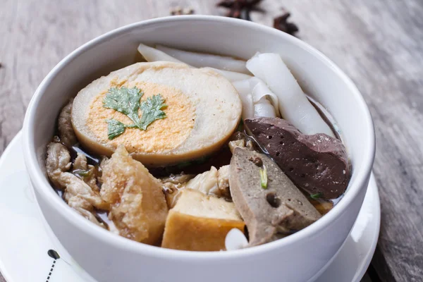 Çin şehriye çorbası ahşap arka plan üzerinde rulo.