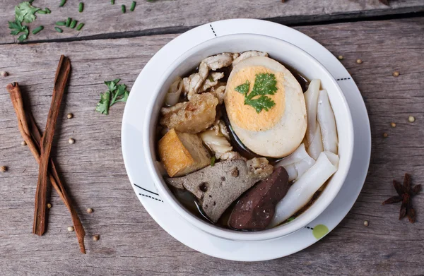 Soupe chinoise aux nouilles roulées sur fond bois — Photo