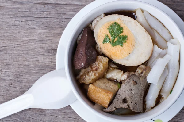 Çin şehriye çorbası ahşap arka plan üzerinde rulo.