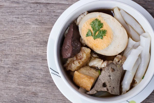 Çin şehriye çorbası ahşap arka plan üzerinde rulo.