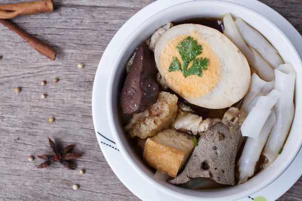 Çin şehriye çorbası ahşap arka plan üzerinde rulo.