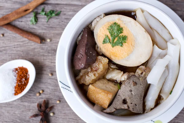 Çin şehriye çorbası ahşap arka plan üzerinde rulo.