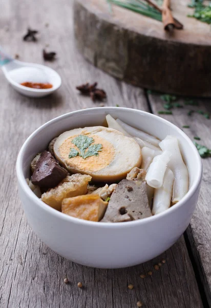 Soupe chinoise aux nouilles roulées sur fond bois — Photo