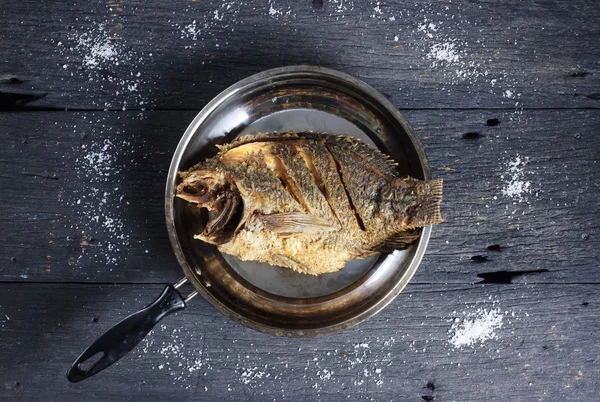 Derin kızarmış Tilapia balık tuz, en iyi Manzaralı