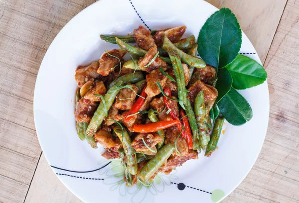 heyecan kızarmış domuz eti ve kırmızı köri ile çalı fasulyesi yapıştırın