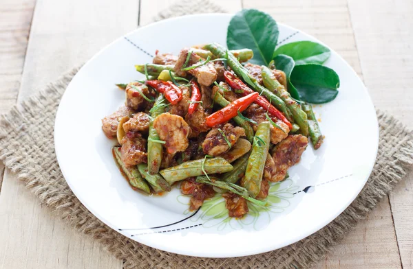 heyecan kızarmış domuz eti ve kırmızı köri ile çalı fasulyesi yapıştırın