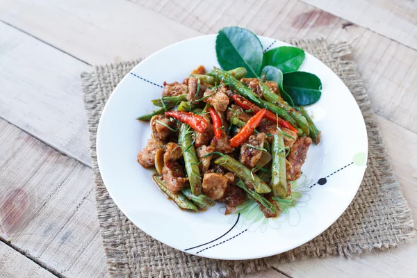 heyecan kızarmış domuz eti ve kırmızı köri ile çalı fasulyesi yapıştırın