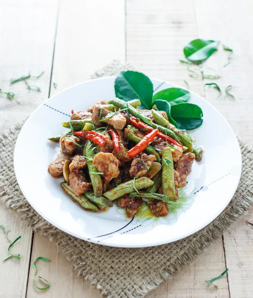 heyecan kızarmış domuz eti ve kırmızı köri ile çalı fasulyesi yapıştırın