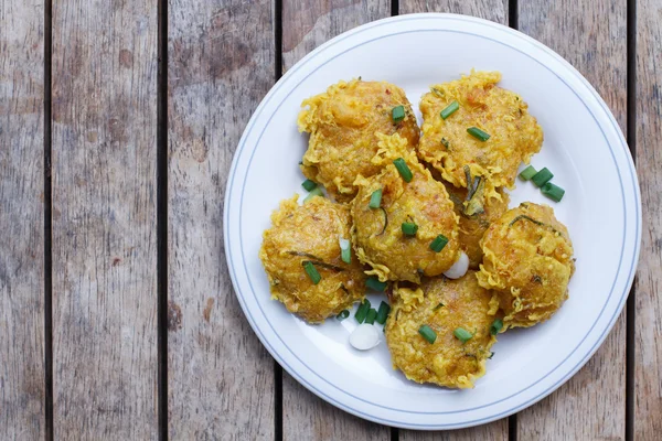 Rezept würziger Salat aus Curryreis, Yam naem khao thot — Stockfoto