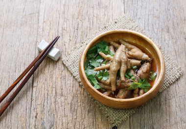 Haşlanmış tavuk bacağı ve Çin mantar