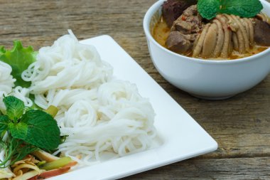 Pirinç şehriye tavuk köri sos ve sebze, f seçin