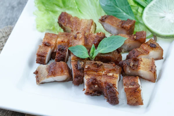 싱 싱 돼지고기와 마늘, 후추 흰색 접시에 — 스톡 사진