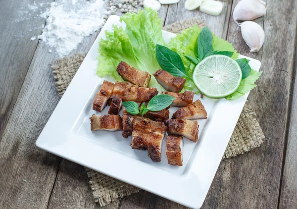 Sarımsak ve biber beyaz tabakta gevrek domuz eti