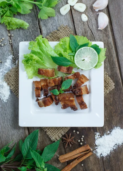 Sarımsak ve biber beyaz tabakta gevrek domuz eti