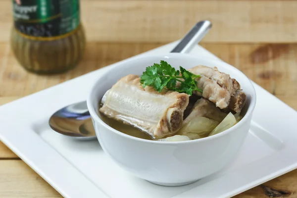 Domuz eti ripleri ve lahana turşusu, select odak ile çorbası