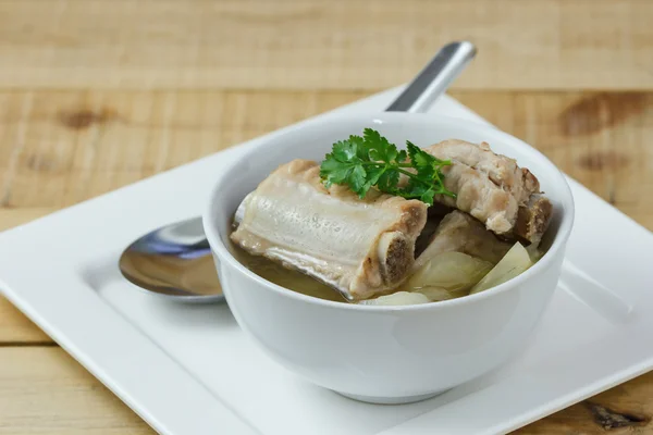 Soupe avec côtes de porc et chou mariné, sélectionnez focus — Photo