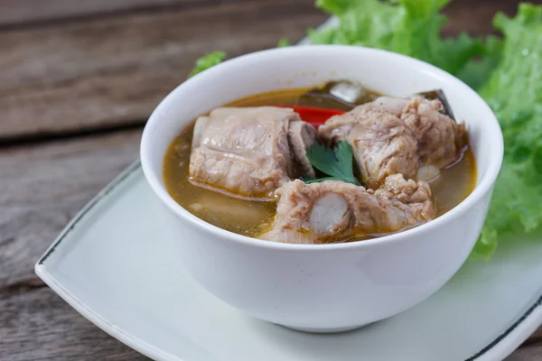 Tay gıda domuz ripleri ve Limon otu, select odak ile baharatlı çorba