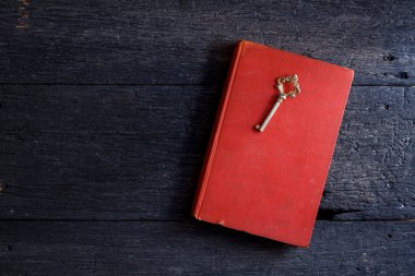 Natürmort ile eski kitap ve anahtar üstünde ahşap 