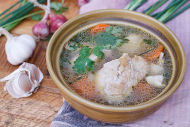 Ahşap arka plan, seçim odak üzerinde tavuk çorbası.