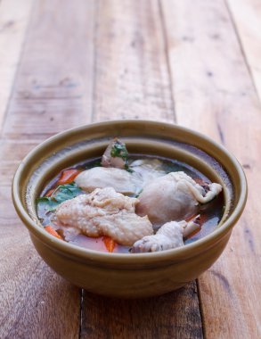 Ahşap arka plan, seçim odak üzerinde tavuk çorbası.